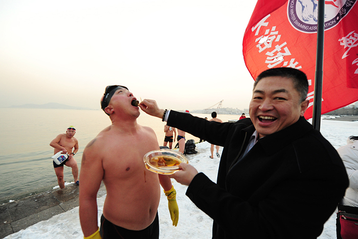 威海 双举海参 冬泳 火炬传递